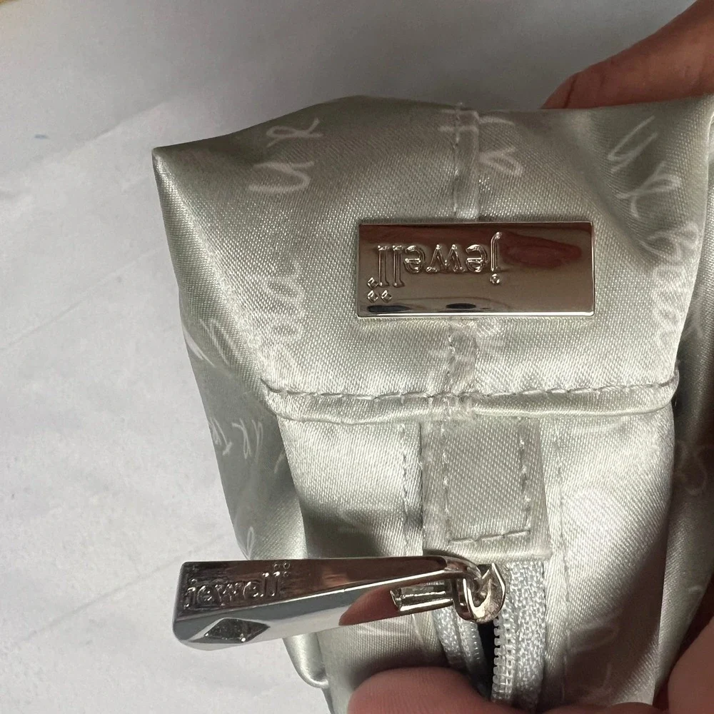 Jewell by Thirty-One Cosmetic Bag Makeup Pouch Travel‎ Accessories Silver Strong